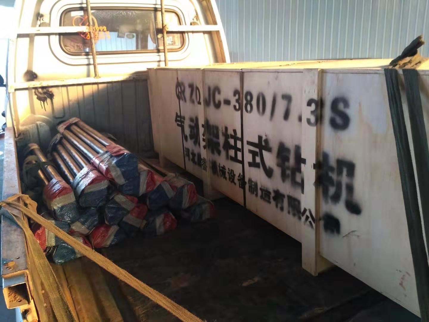 小型氣動(dòng)架柱式鉆機(jī)又訂貨，好用耐用。